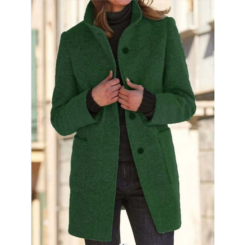 Elegante cappotto donna sfiancato in tessuto pregiato, con collo alto. Capo outwear invernale di moda.