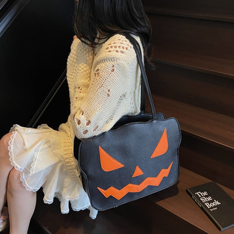 Elegante borsa a tracolla donna nera e arancione, decorata con zucca Jack-O'-Lantern per Halloween.