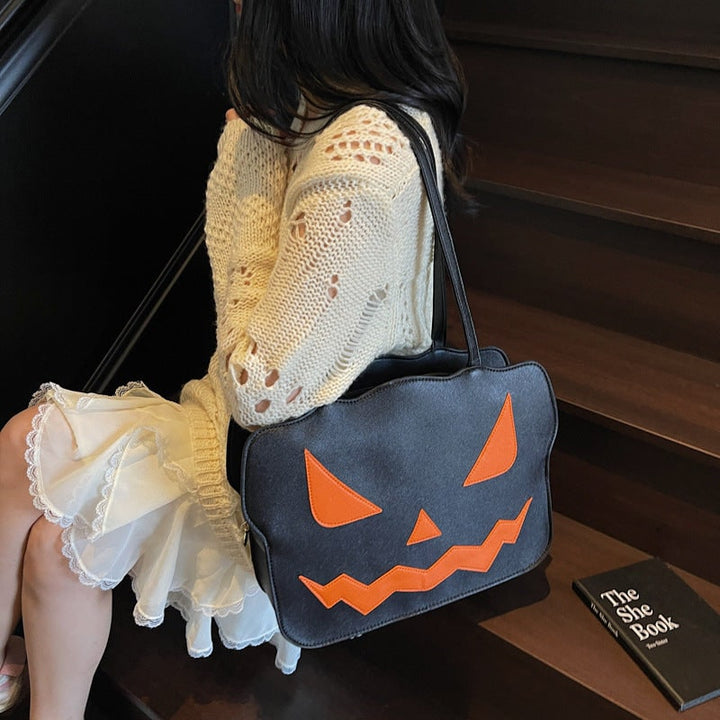 Elegante borsa a tracolla donna nera e arancione, decorata con zucca Jack-O'-Lantern per Halloween.