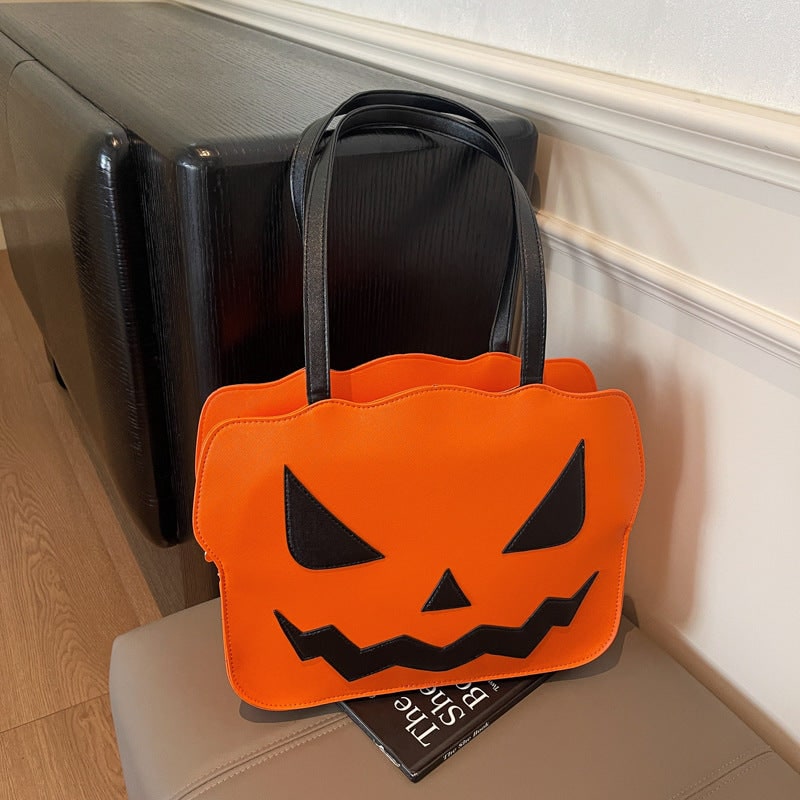 Mostra il tuo spirito Halloween con questa borsa a tracolla donna e zucca Jack-O'-Lantern, accessorio unico.