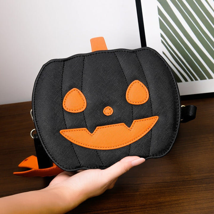 Dettaglio spettrale per Halloween: borsa a tracolla donna con zucca, pipistrelli e cinturino regolabile.