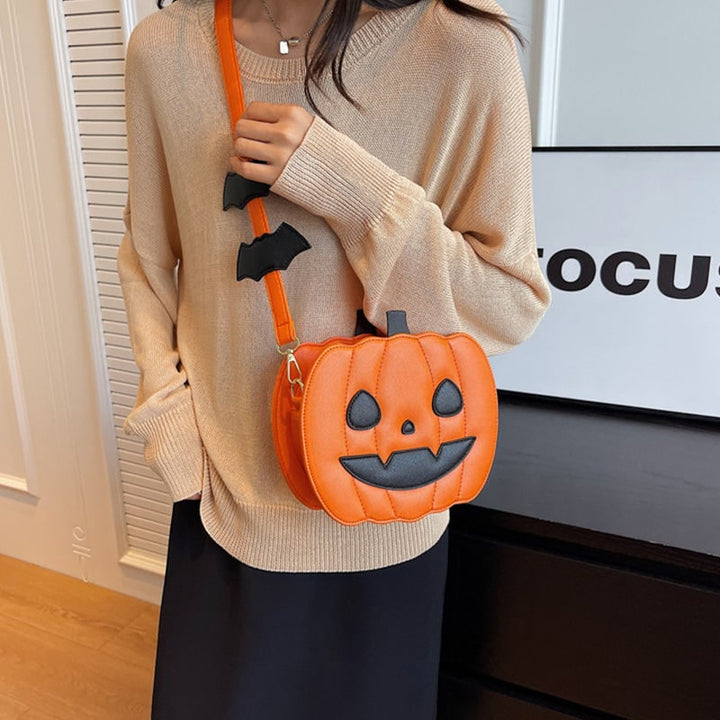 Idea regalo Halloween: borsa a tracolla da donna con vivace zucca e decorazioni a pipistrello.