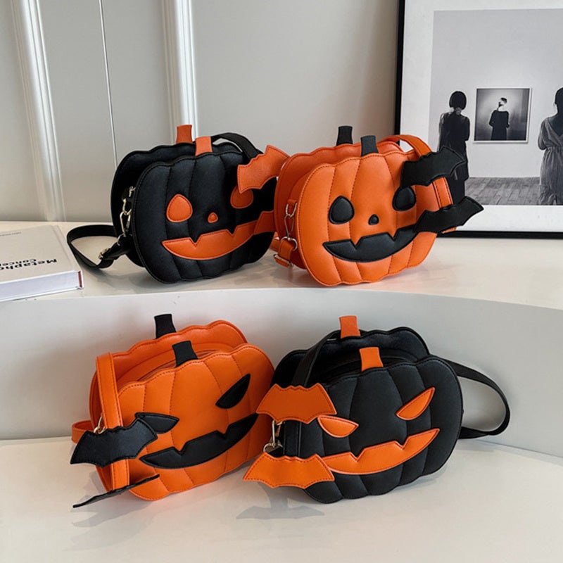 Borsa a tracolla di Halloween con motivo zucca luminosa e stormo di pipistrelli per look da festa.