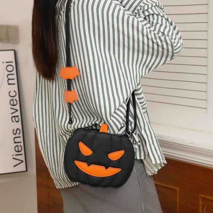 Accessorio donna moda Halloween: borsa a tracolla con design zucca Jack-O-Lantern e pipistrelli.