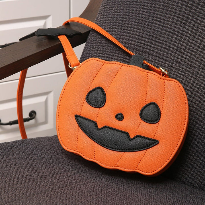 Fantastica borsa a tracolla donna con zucca Jack-O-Lantern e pipistrelli, ideale per feste Halloween.