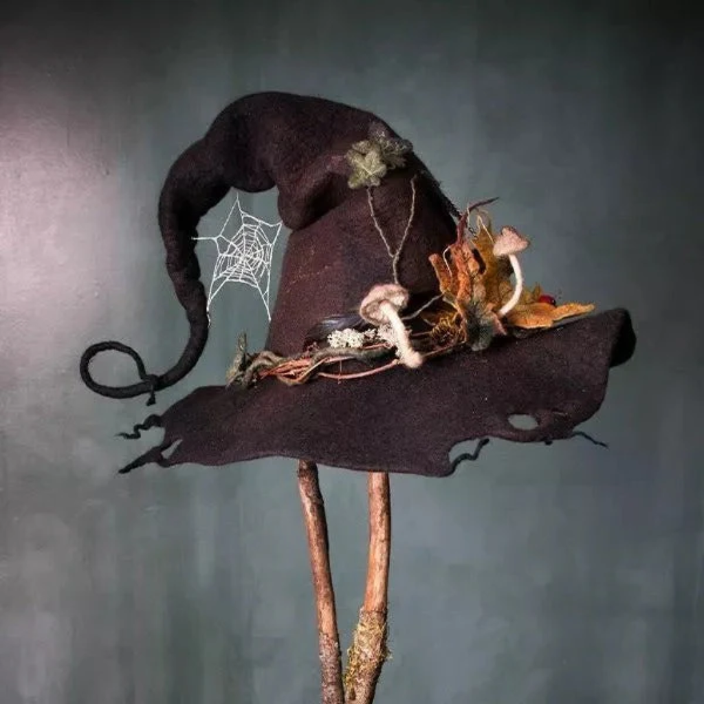 Cappello a punta da strega in feltro nero, accessorio Halloween con fiore e ragnatela, ideale per travestimenti.