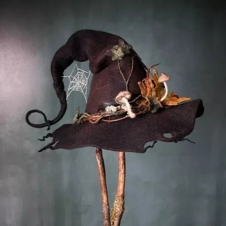 Cappello a punta da strega in feltro nero, accessorio Halloween con fiore e ragnatela, ideale per travestimenti.