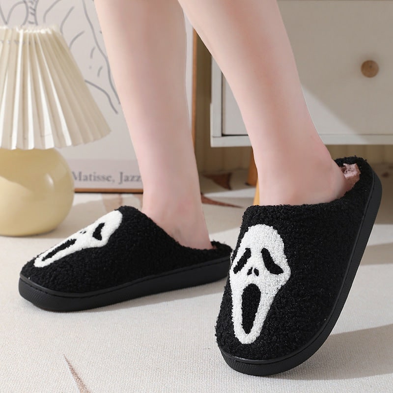 Pantofole Halloween unisex in peluche, calde e confortevoli, ideali per rilassarsi in casa durante l'autunno.