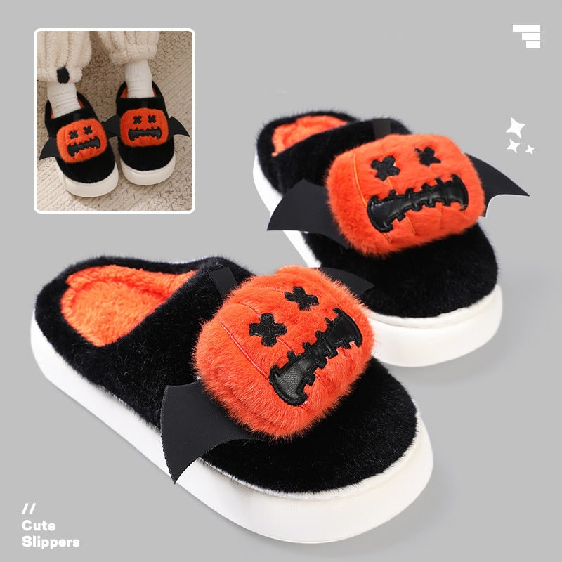 Pantofole platform uomo Halloween con faccia di zucca, ideali per comfort festivo autunnale in casa.