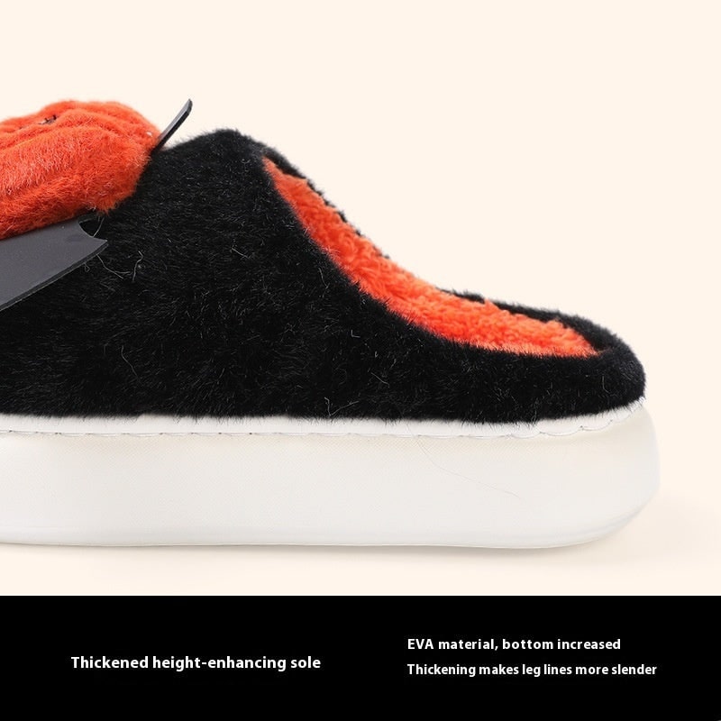 Morbide pantofole slip-on uomo Halloween con design zucca, perfette per casa e feste autunnali.