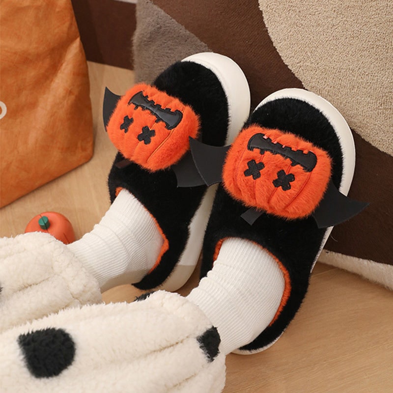 Pantofole platform da uomo con volto di zucca Halloween, per un look festivo e confortevole a casa.