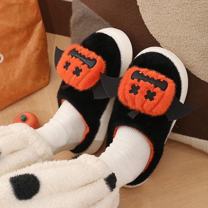 Pantofole platform da uomo con volto di zucca Halloween, per un look festivo e confortevole a casa.