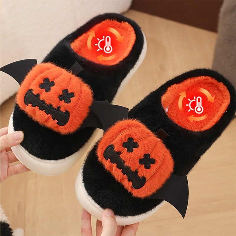 Pantofole slip-on da uomo a tema Halloween, zucca sorridente, ideali per relax e serate autunnali.