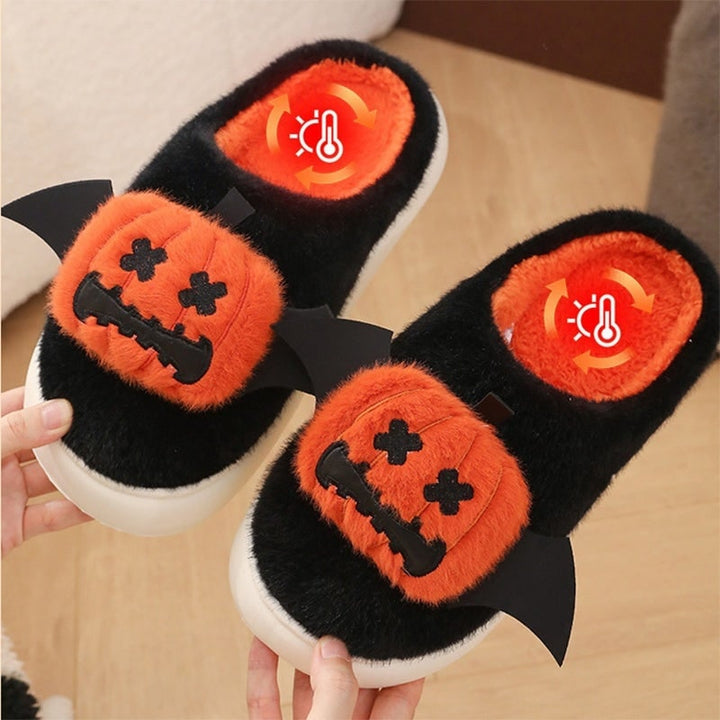 Pantofole slip-on da uomo a tema Halloween, zucca sorridente, ideali per relax e serate autunnali.