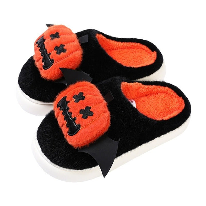 Comode pantofole uomo platform Halloween con faccia di zucca, perfette per serate autunnali in casa.