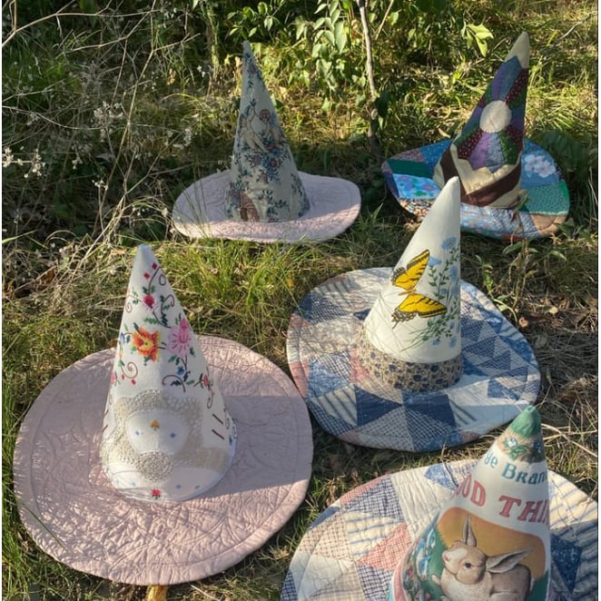 Accessorio Halloween: cappello da strega patchwork trapuntato, aggiunge mistero al tuo costume.