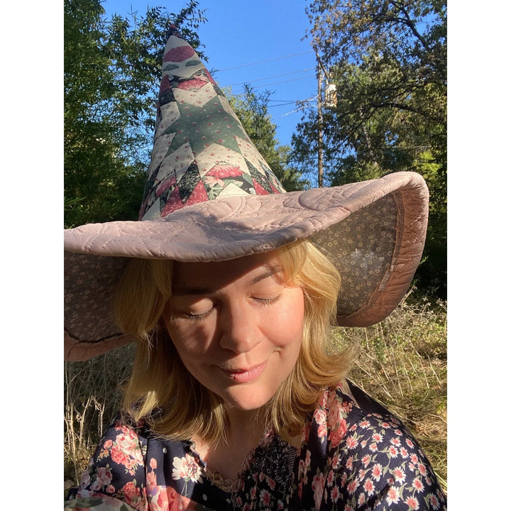 Cappello strega trapuntato e patchwork, per un look unico a tema Halloween o gothic.