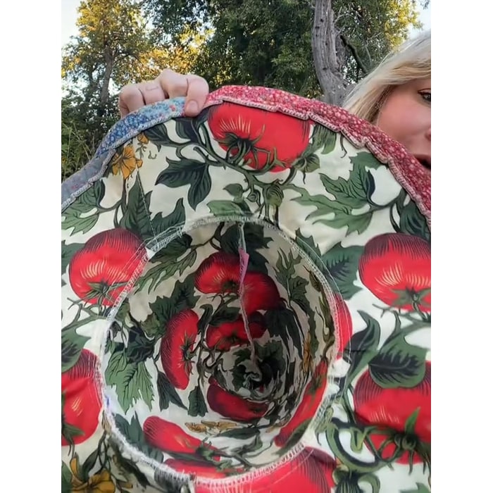 Cappello da strega per Halloween, dettagli trapuntati e patchwork, accessorio versatile e originale.