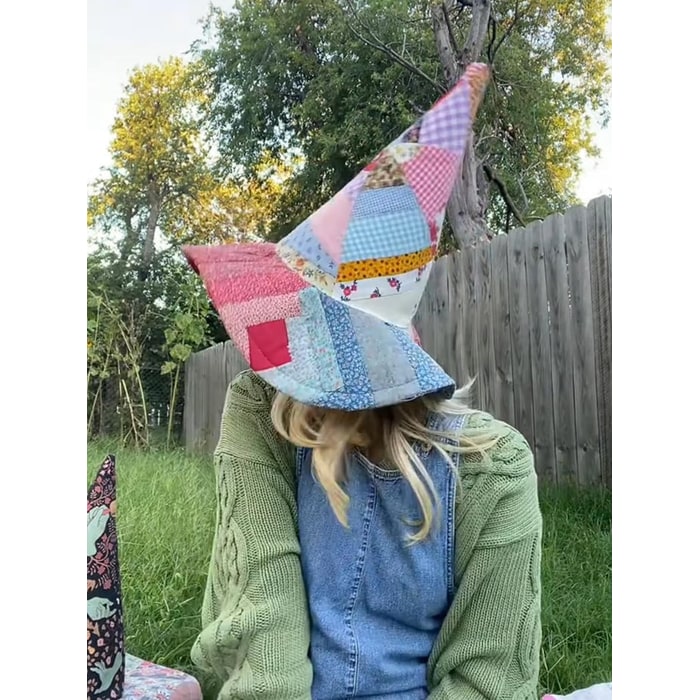 Elegante cappello da strega trapuntato con design patchwork, perfetto accessorio per Halloween e cosplay.