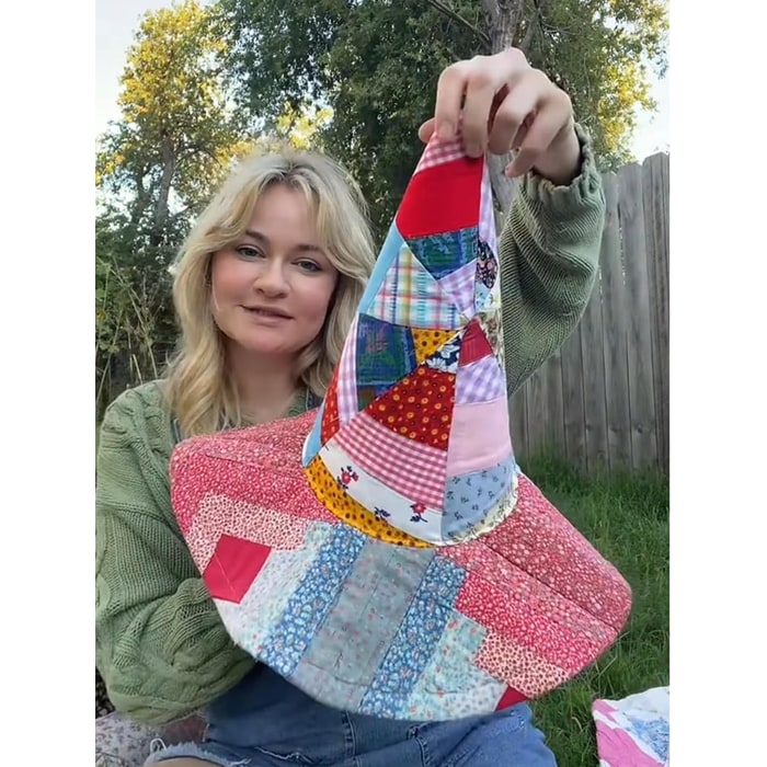 Cappello da strega per Halloween con finitura trapuntata e fantasia patchwork, accessorio festa.