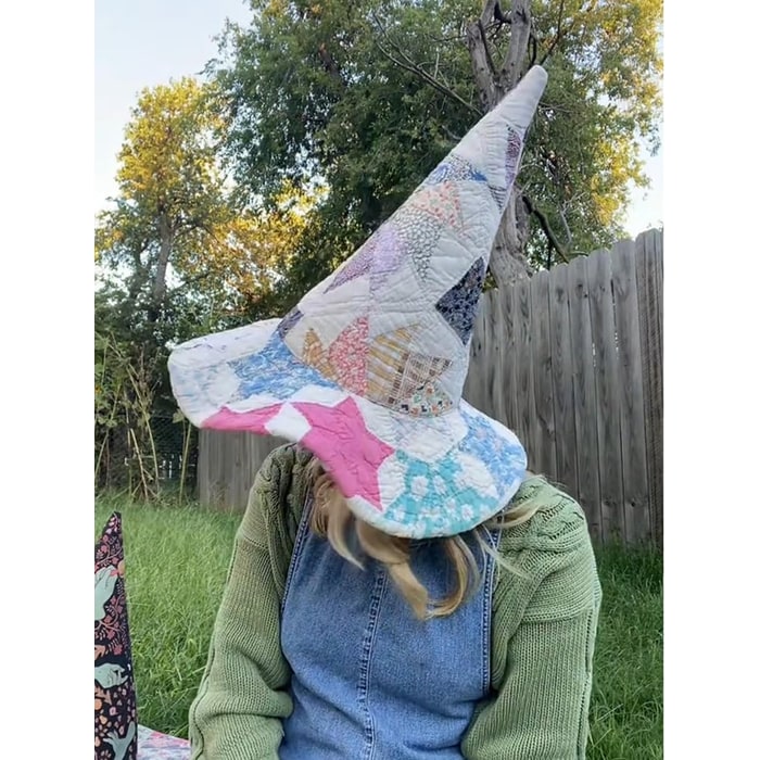 Accessorio Halloween: cappello da strega patchwork trapuntato, aggiungi un tocco unico al tuo costume.
