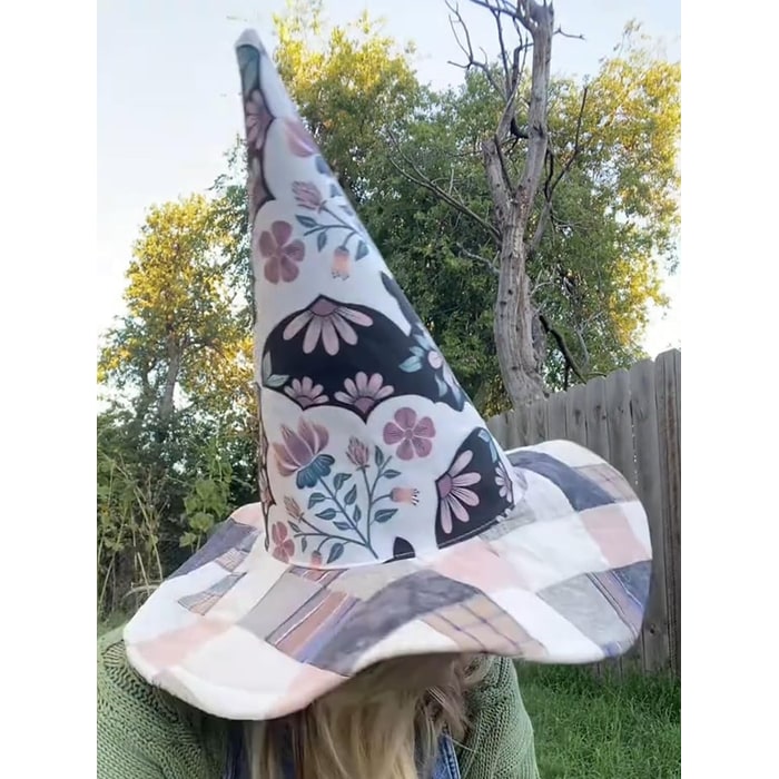 Cappello da strega unisex, design patchwork e texture trapuntata, per un Halloween originale.