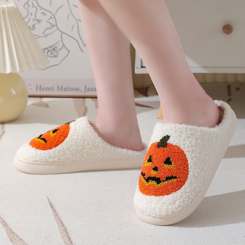 Ciabatte unisex da Halloween con zucca intagliata, supporto arco ergonomico, ideali per comfort festivo.
