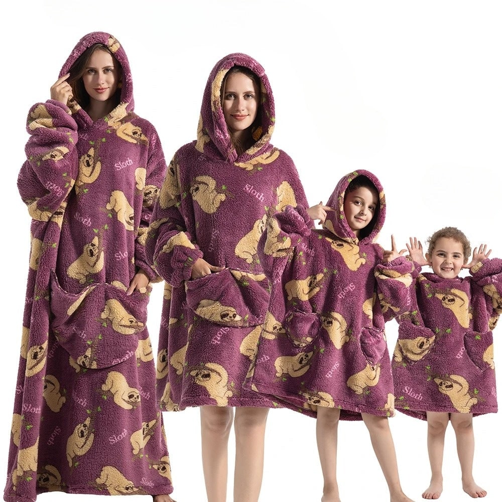 Coperta indossabile oversize con cappuccio e tasca frontale, ideale per relax e comfort a casa.