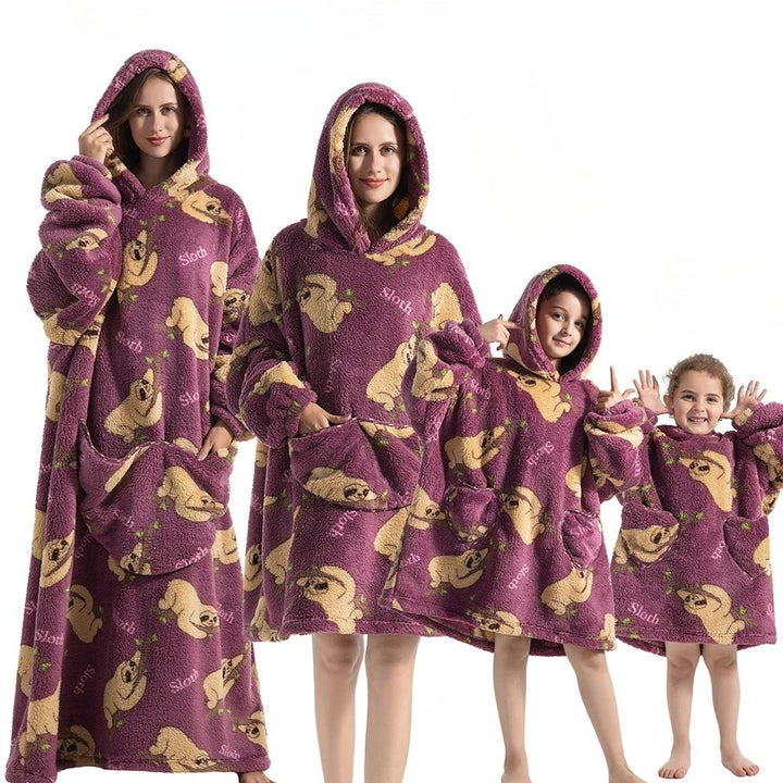 Coperta indossabile oversize con cappuccio e tasca frontale, ideale per relax e comfort a casa.