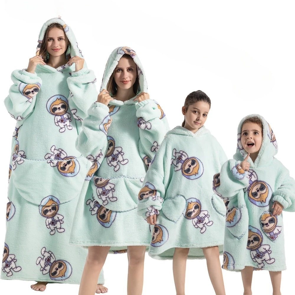 Coperta con cappuccio oversize indossabile, con ampia tasca frontale e design avvolgente per il massimo comfort.
