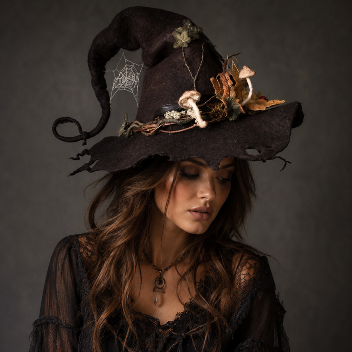 Cappello strega donna Halloween elegante, punta arricciata, decorazioni natura in feltro per travestimento fantasy.