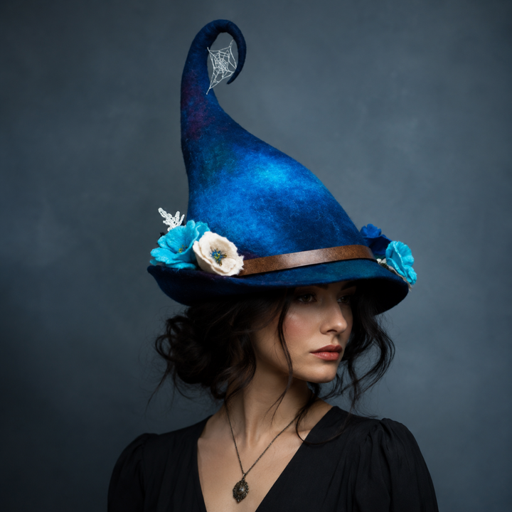 Accessorio costume strega donna Halloween, design fantasy con punta arricciata e dettagli natura misteriosi.