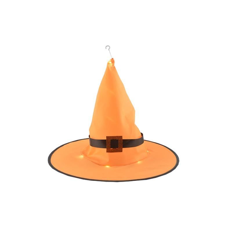 Vari cappelli da strega LED luminosi appesi, creano un'atmosfera spettrale e festosa per Halloween esterno.