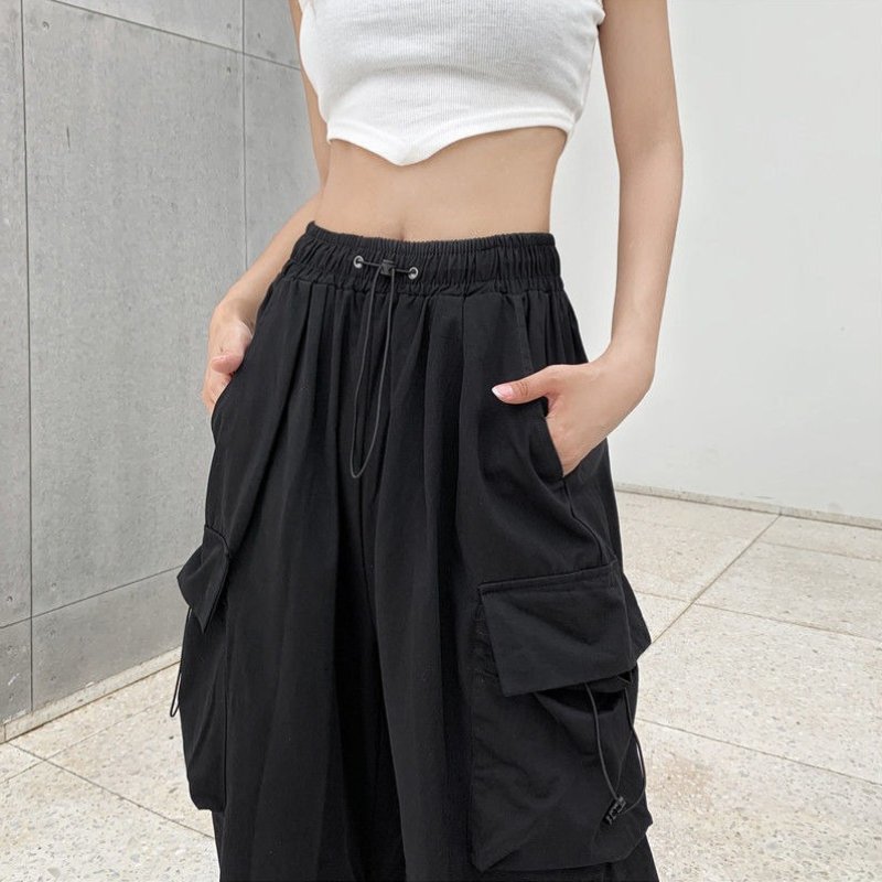 Pantaloni cargo donna versatili a vita alta, gamba larga e tasche. Perfetti per outfit casual e comodi.