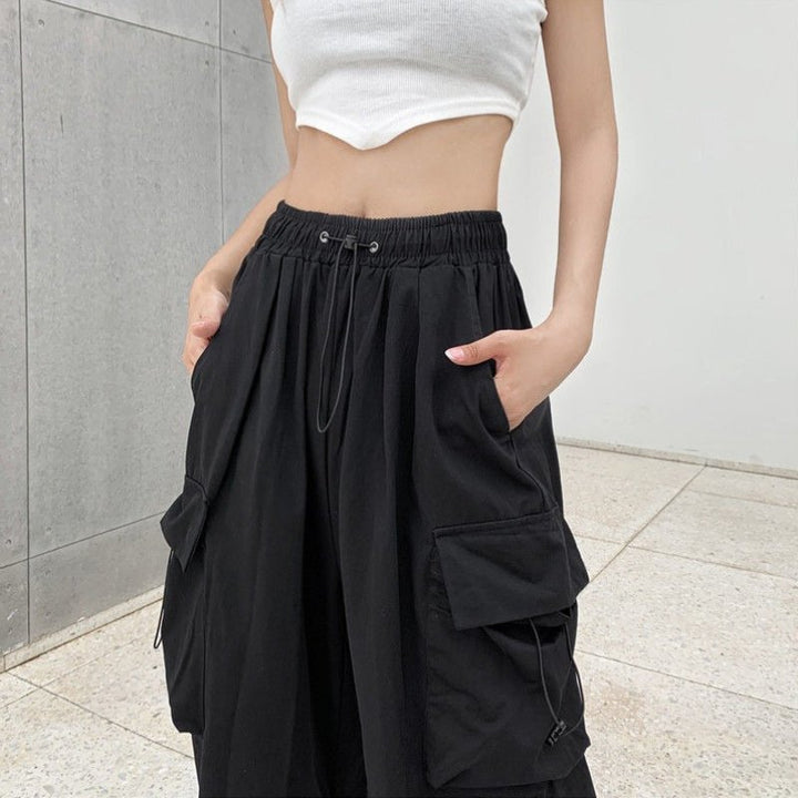 Pantaloni cargo donna versatili a vita alta, gamba larga e tasche. Perfetti per outfit casual e comodi.