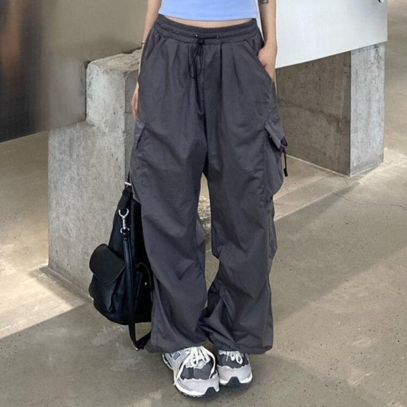 Pantaloni cargo donna casual vita alta con gamba larga e tasche, ideali per outfit streetwear e stile urbano.