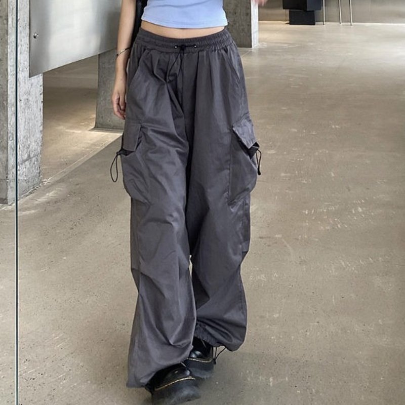 Moda donna: pantaloni cargo vita alta, gamba larga e tasche per outfit streetwear attuali e comodi.