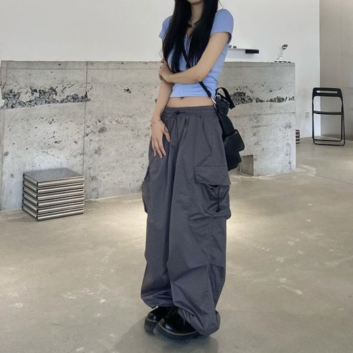 Pantaloni cargo donna alla moda, vita alta e gamba larga con tasche. Essenziali per lo stile streetwear.