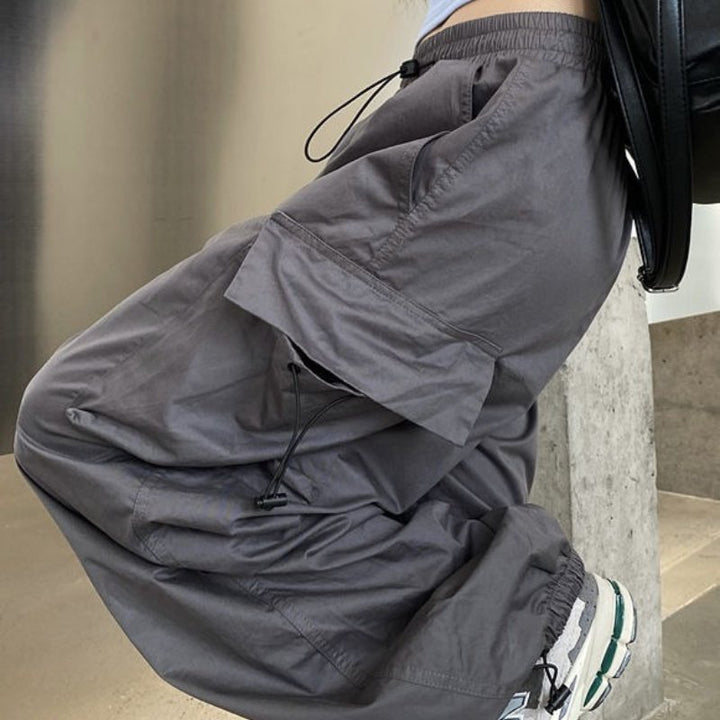 Pantaloni cargo donna a vita alta, gamba larga. Tasche multiple e design comodo per un look casual.