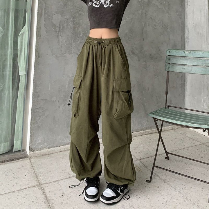 Pantaloni cargo donna a vita alta, gamba larga. Look casual streetwear con tasche per massima versatilità.
