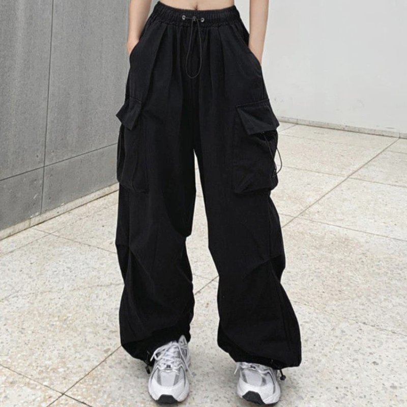Pantaloni cargo donna a vita alta e gamba larga. Tasche multiple per un look streetwear comodo e trendy.