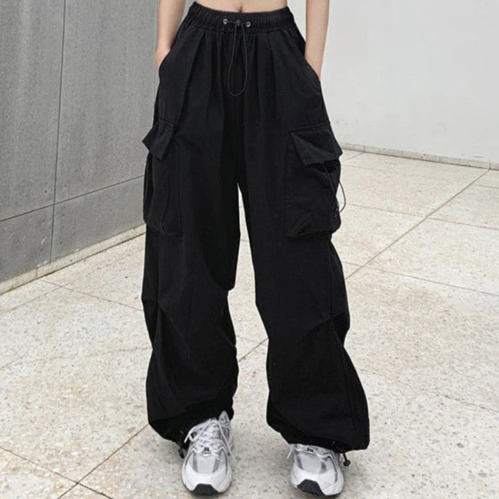 Pantaloni cargo donna a vita alta e gamba larga. Tasche multiple per un look streetwear comodo e trendy.
