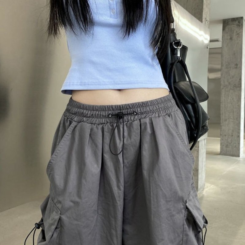 Pantaloni cargo donna eleganti e comodi, vita alta, gamba larga, tasche. Perfetti per la moda streetwear.
