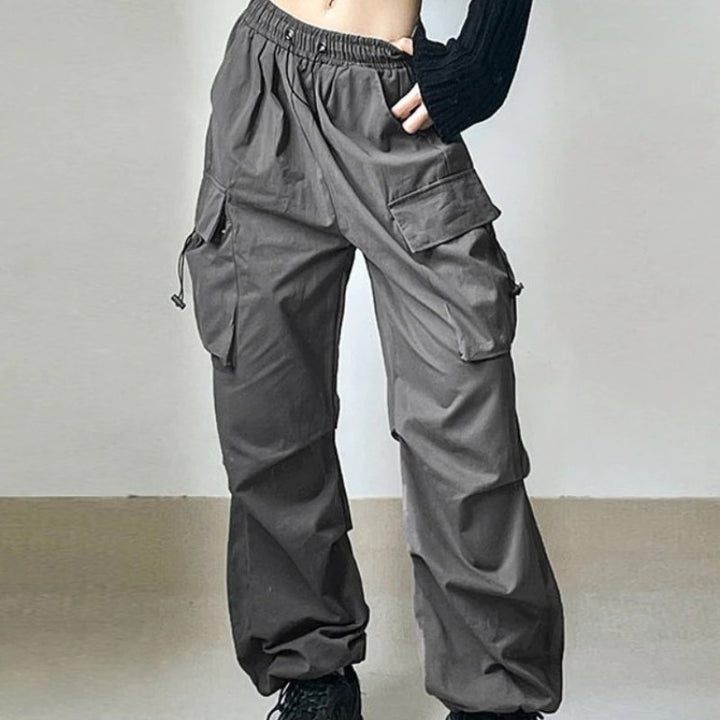 Outfit streetwear con pantaloni cargo donna vita alta, gamba larga, tasche. Stile urbano versatile.
