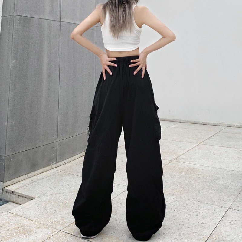 Pantaloni cargo donna moderni a vita alta, gamba larga, tasche multiple. Ideali per il tuo look casual.