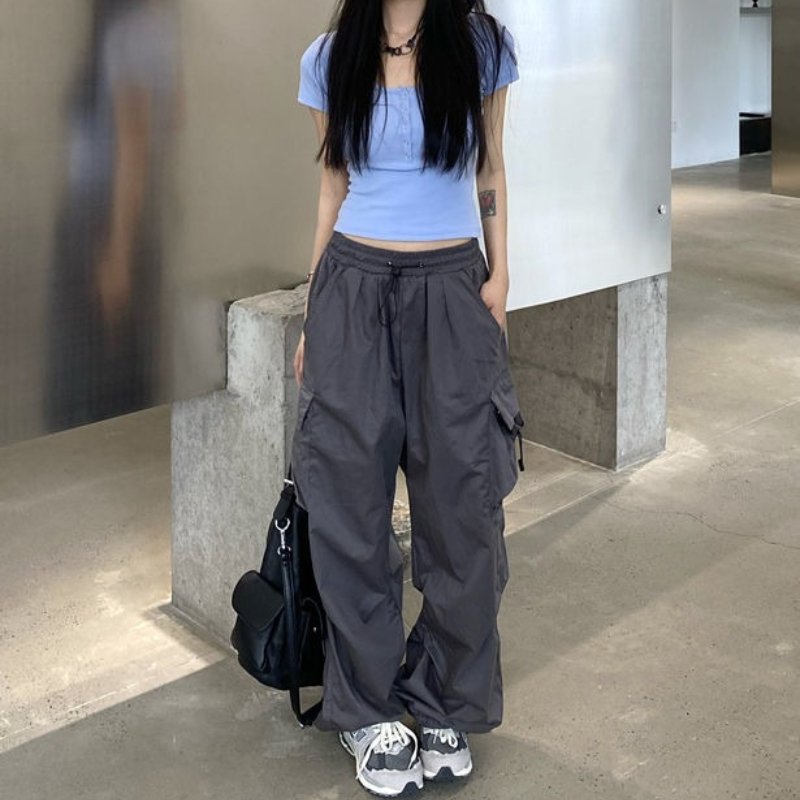 Pantaloni cargo donna comodi, vita alta, gamba larga con tasche. Perfetti per un outfit casual quotidiano.