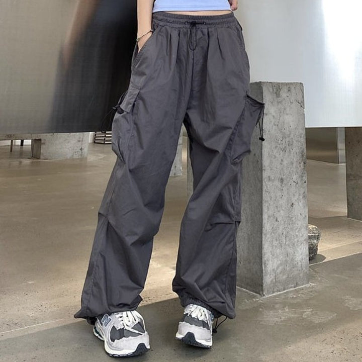 Pantaloni cargo donna casual chic a vita alta, gamba larga, con tasche laterali. Stile urbano.