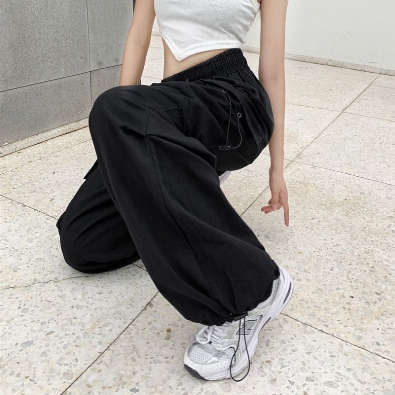 Pantaloni cargo donna versatili per outfit, vita alta, gamba larga e tasche pratiche. Stile casual.