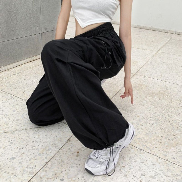 Pantaloni cargo donna versatili per outfit, vita alta, gamba larga e tasche pratiche. Stile casual.
