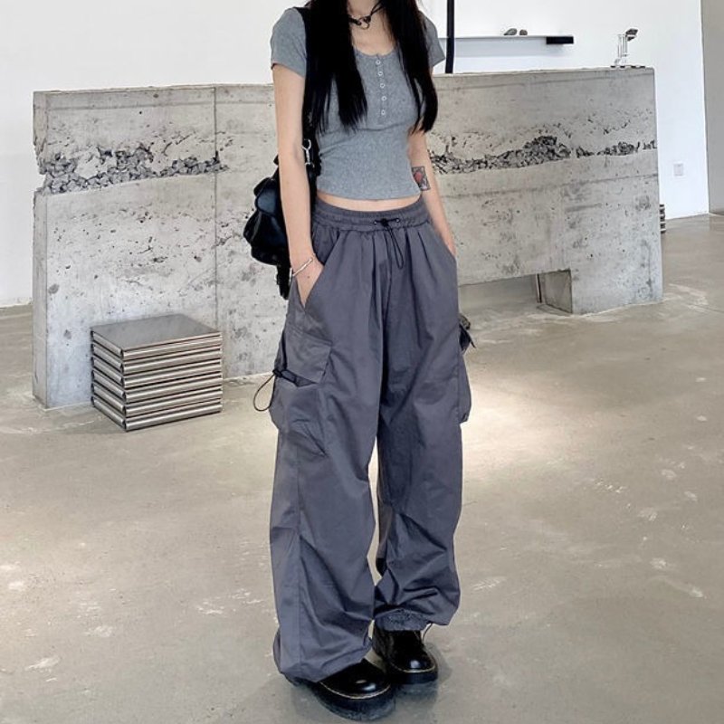 Pantaloni cargo donna streetwear a vita alta, gamba larga con tasche. Perfetti per lo stile urbano e comfy.